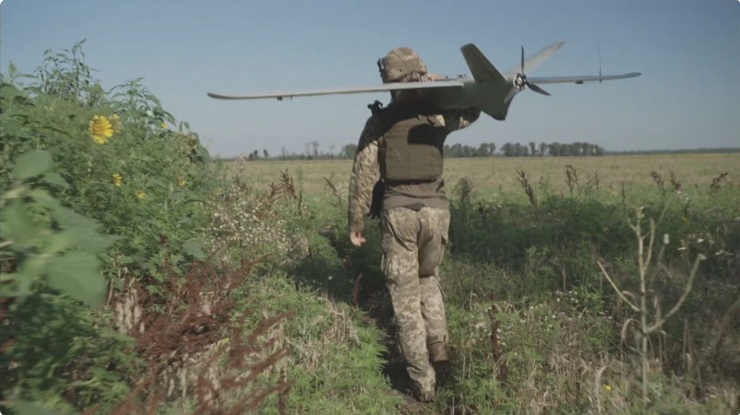 Lính Ukraine vác UAV. Ảnh: ABC