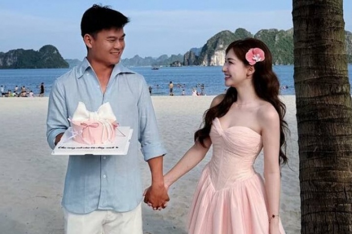 Hòa Minzy diện set đồ trăm triệu đồng đi du lịch cùng bạn trai