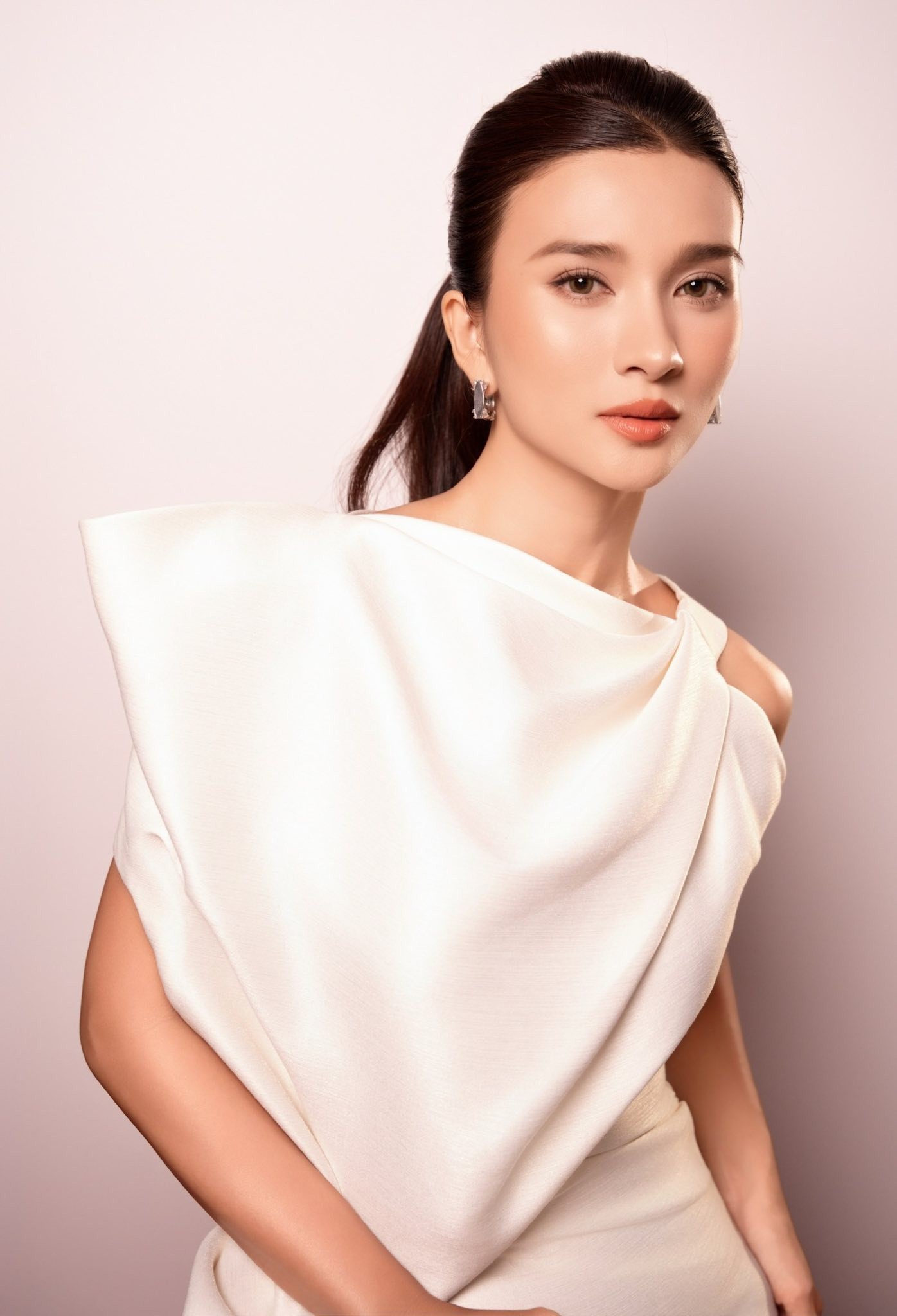 Trong danh sách đề cử mới được công bố, Kim Tuyến xuất hiện cùng nhiều gương mặt nổi tiếng quốc tế như Deepika Padukone, Dita Karang hay Pattranite Limpatiyakorn. Sự góp mặt của nữ diễn viên Việt Nam nhanh chóng tạo nên làn sóng bàn luận trên mạng xã hội bởi ở tuổi 39, cô vẫn giữ được vẻ ngoài trẻ trung, cuốn hút cùng vóc dáng đáng ngưỡng mộ.&nbsp;