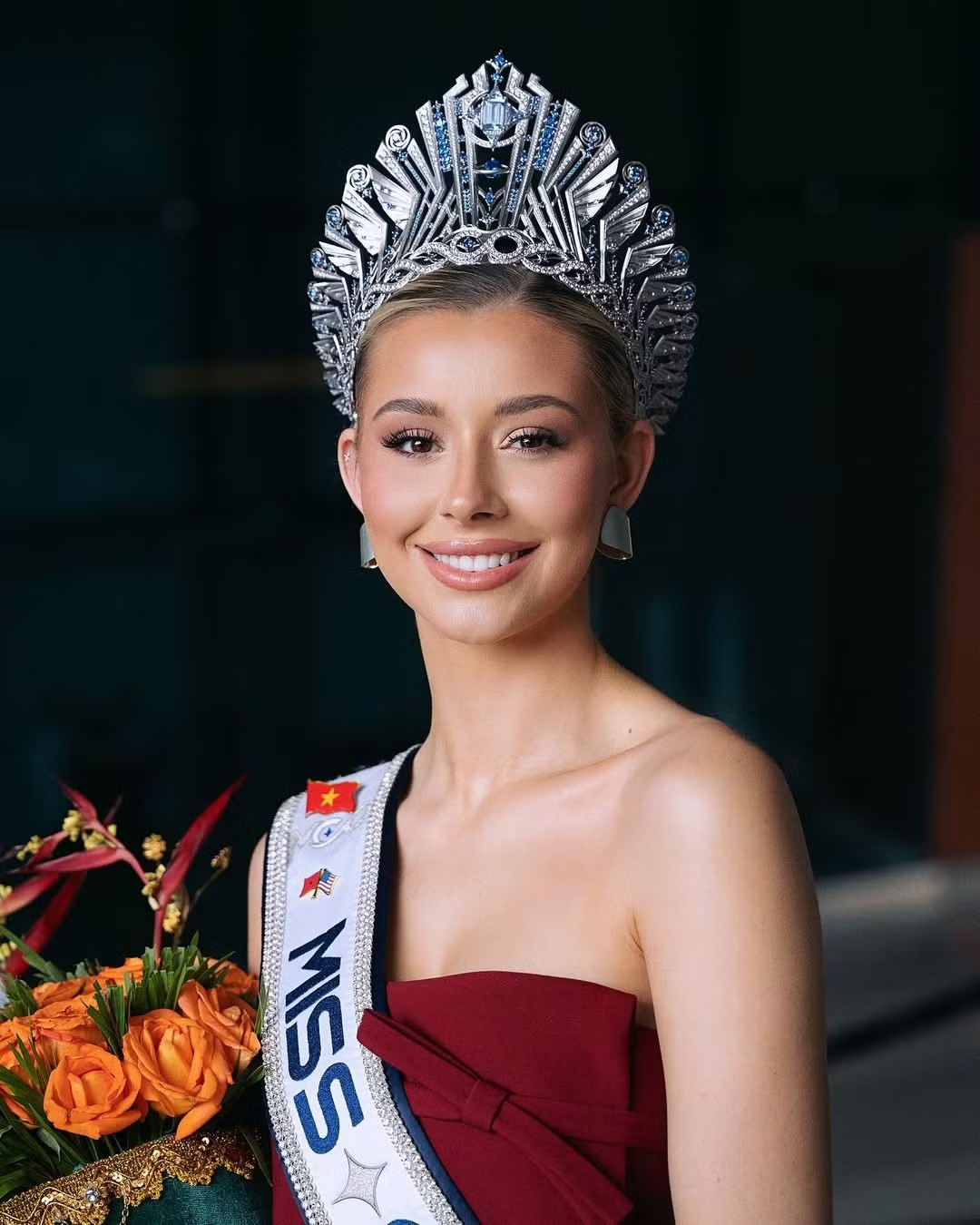 Người đẹp thứ ba lọt vào danh sách top 10 Hoa hậu đẹp nhất thế giới năm 2025 của Globalbeauties là Yolina Lindquist - Miss Cosmo 2025.