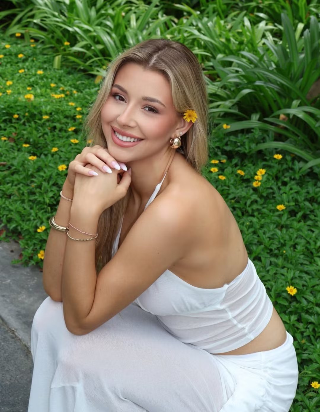 "Yolina Lindquist là một phụ nữ đầy sức sống và cá tính. Cô ấy thu hút mọi ánh nhìn bằng sự hiện diện nổi bật, xua tan mọi căng thẳng", Globalbeauties chia sẻ về người đẹp Mỹ.