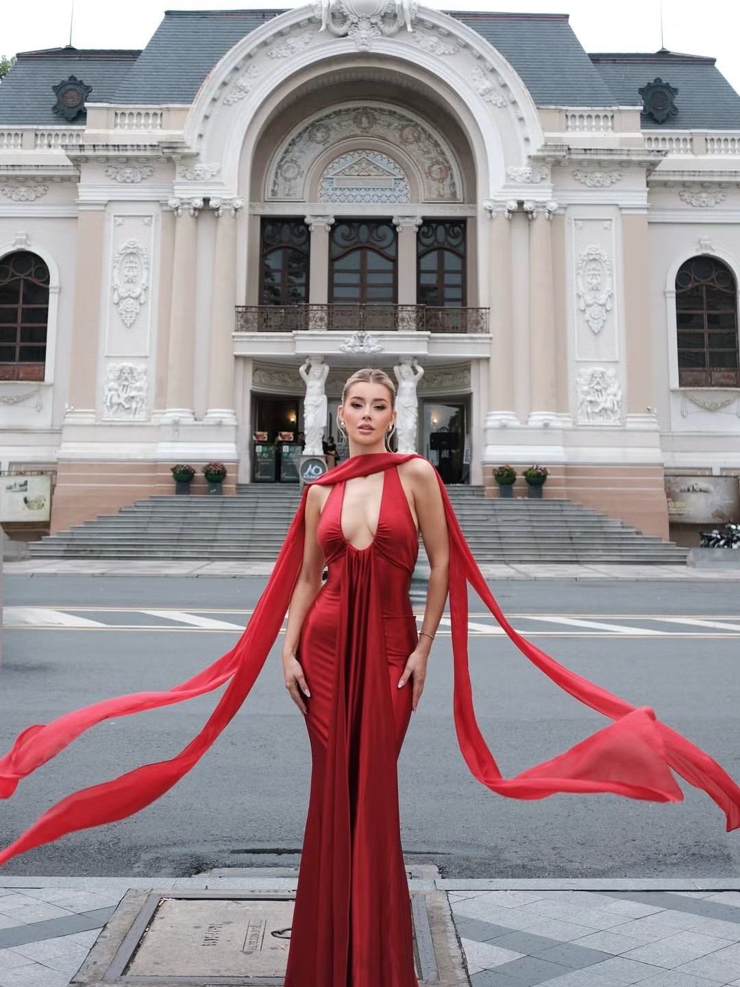  Yolina cao 1,74 m, hiện làm việc trong lĩnh vực gắn kết cộng đồng và tuyển dụng nhân tài. Cô tốt nghiệp loại xuất sắc Đại học Southern Illinois, từng tham gia điều hành nhiều tổ chức sinh viên và có kinh nghiệm du lịch qua 16 quốc gia.