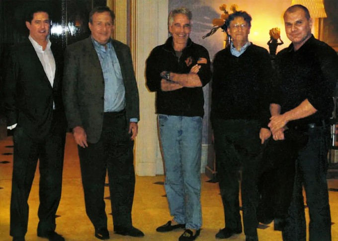 Bill Gates (thứ hai từ phải sang) trong một cuộc gặp gỡ với Jeffrey Epstein. Ảnh: DOJ