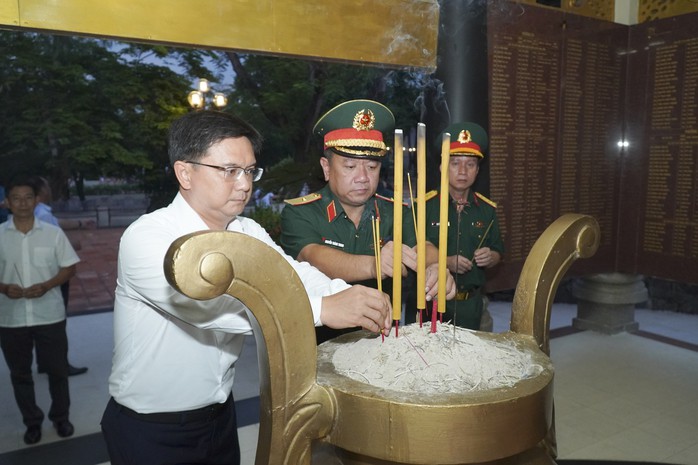 Lãnh đạo TPHCM dâng hương anh hùng liệt sĩ