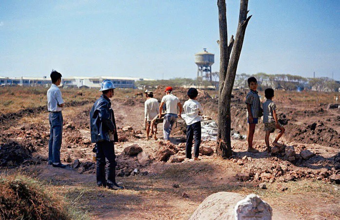 Bức ảnh chụp tại Nghĩa địa Chí Hòa năm 1968 (nay khu vực này là Công viên Lê Thị Riêng)