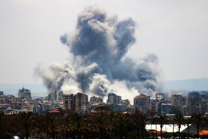 Khói bốc lên sau cuộc không kích của Israel vào Tyre, miền nam Lebanon, ngày 1/6. Ảnh: AFP