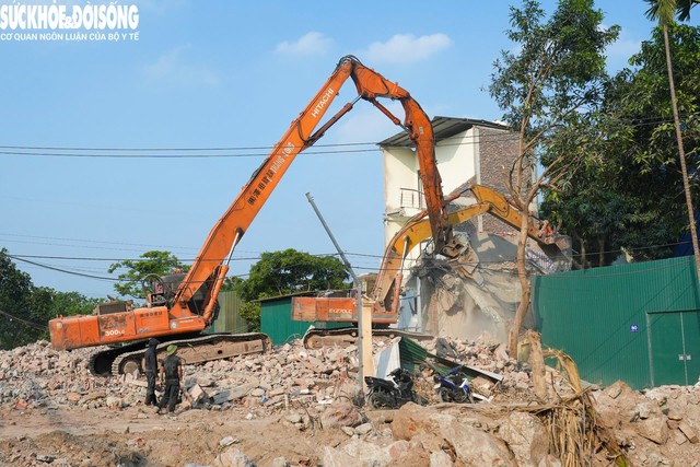 Song song đó, công tác giải phóng mặt bằng khu vực ngõ 310 Nghi Tàm để phục vụ thi công đường dẫn lên cầu cũng đang được gấp rút triển khai. Nhiều máy móc được huy động để phá dỡ, tạo mặt bằng sạch để triển khai dự án theo đúng tiến độ.