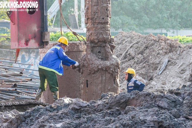 Công nhân thi công hạng mục cọc khoan nhồi làm móng cầu ở khu vực nút giao ngõ 310 với đường Nghi Tàm.