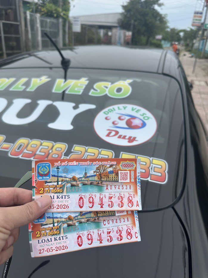 Đại lý vé số Duy liên tục đổi thưởng cho khách hàng may mắn trúng giải an ủi và giải độc đắc xổ số miền Nam. Ảnh: ĐLVS Duy
