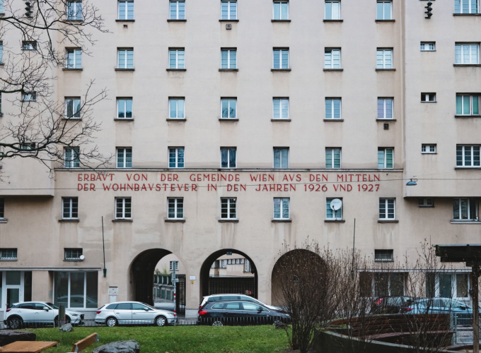 Tòa nhà cộng đồng Matteotti-Hof ở Vienna (Áo). Ảnh: Guardian