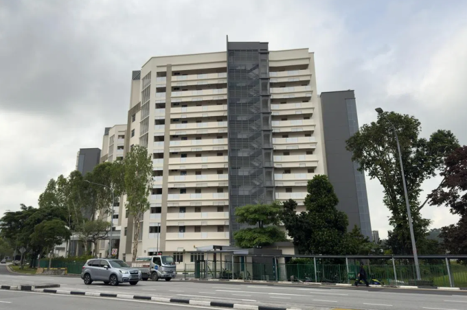 Bên ngoài một tòa nhà được chính phủ Singapore chuyển thành nhà ở cho thuê. Ảnh: Strait Times