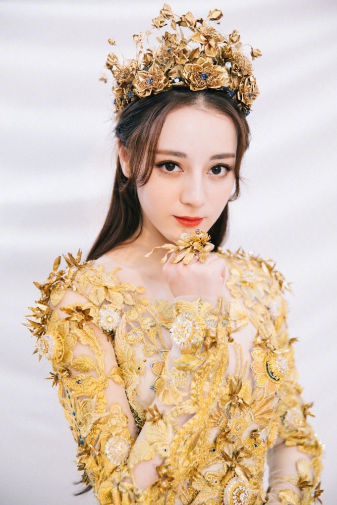 Với gương mặt sắc nét, làn da trắng sáng và vóc dáng cân đối, nữ diễn viên người Tân Cương nhiều năm qua luôn nằm trong nhóm ngôi sao có ảnh hưởng lớn về thời trang và làm đẹp tại Trung Quốc. Bí quyết của cô không nằm ở các phương pháp cầu kỳ mà đến từ việc duy trì đều đặn những thói quen chăm sóc cơ thể mỗi ngày. Ảnh: Sina