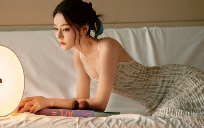 Địch Lệ Nhiệt Ba là gương mặt đại diện của nhiều thương hiệu nổi tiếng. Ảnh: Sina
