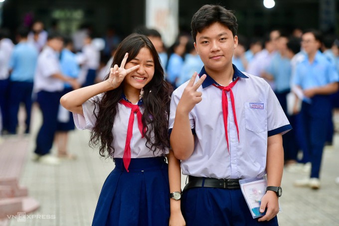 Thí sinh TP HCM dự thi vào lớp 10 công lập tại trường THCS Đống Đa, ngày 1/6. Ảnh: Thanh Tùng