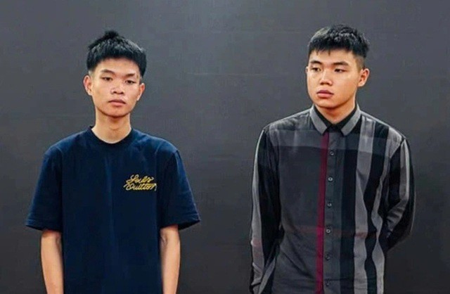 Hoàng Nhật Thắng và Nguyễn Hoàng Minh tại cơ quan công an. Ảnh: Công an tỉnh Lào Cai.