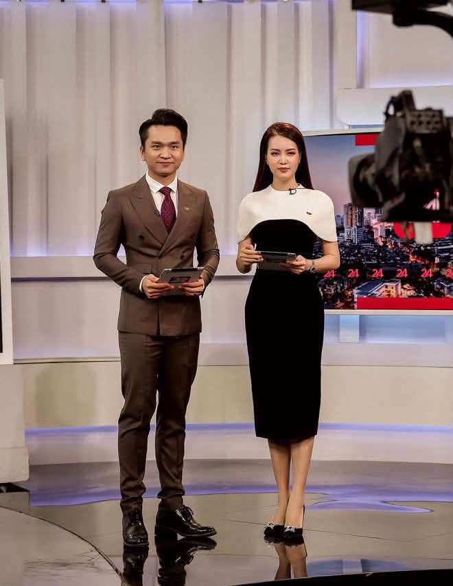 MC Thụy Vân chia sẻ hình ảnh kỷ niệm trong 12 năm dẫn Chuyển động 24h. Ảnh: FBNV
