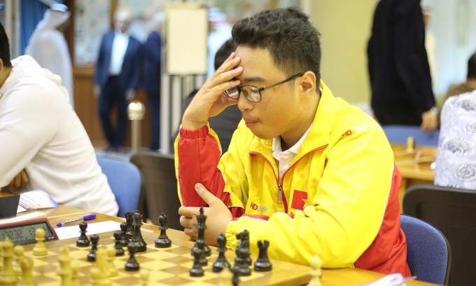Gia Phúc trong ván một gặp GM Aleksey Grebnev, tại giải cờ vua Dubai Open ở UAE ngày 27/5/2025. Ảnh: DubaiChess
