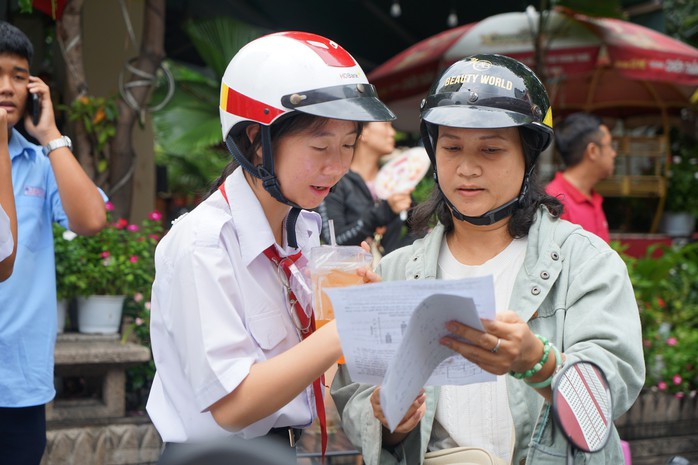 Nhiều học sinh hào hứng chia sẻ bài làm với phụ huynh.
