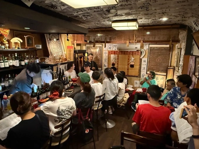 Thực khách ngồi kín quán Vowz Bar. Ảnh: Brian