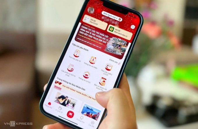 Nhiều thủ tục hành chính được thực hiện qua ứng dụng VNeID. Ảnh: Phạm Dự
