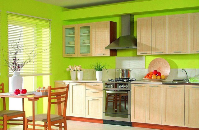 Người mệnh Mộc nên hướng bếp về hướng mặt trời mọc cụ thể hướng Đông, hướng Đông để hút mạnh mẽ nguồn lộc. Để tăng sinh khí nên bố trí vật dụng trong bếp bằng gỗ, tre, nứa.