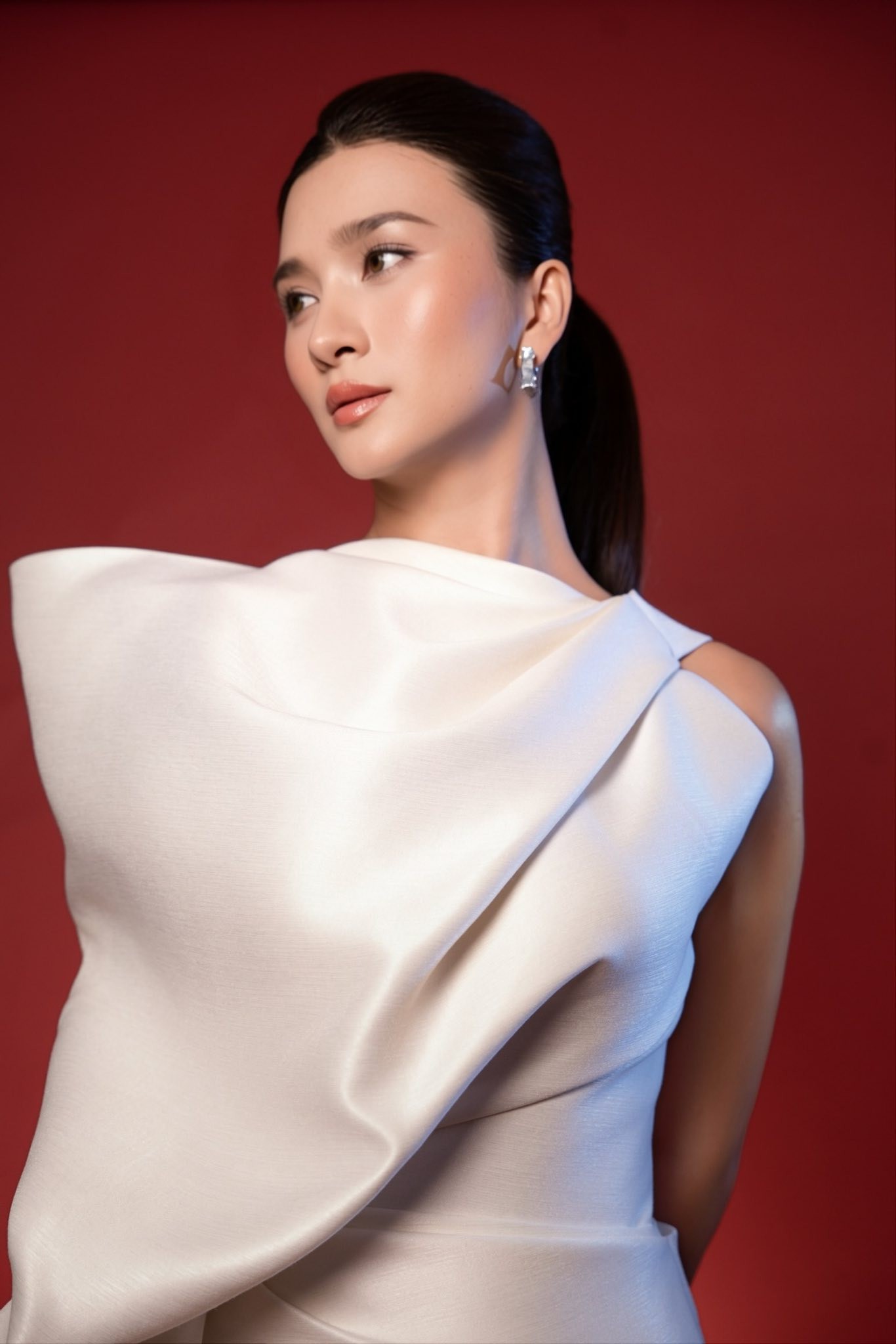 Trong danh sách đề cử mới được công bố, Kim Tuyến xuất hiện cùng nhiều gương mặt nổi tiếng quốc tế như Deepika Padukone, Dita Karang hay Pattranite Limpatiyakorn. Sự góp mặt của nữ diễn viên Việt Nam nhanh chóng tạo nên làn sóng bàn luận trên mạng xã hội bởi ở tuổi 39, cô vẫn giữ được vẻ ngoài trẻ trung, cuốn hút cùng vóc dáng đáng ngưỡng mộ.&nbsp;