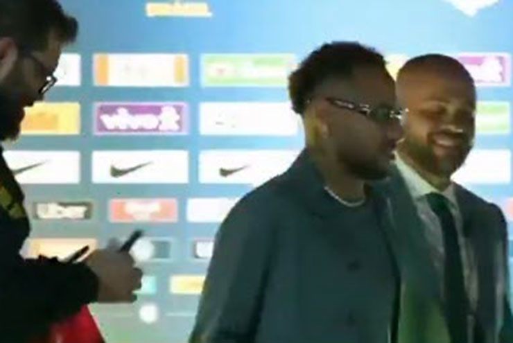 Neymar ký tặng cho các sĩ quan cảnh sát