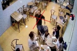 'Nữ quái' sinh năm 2002 mang dao vào quán trà sữa chém người