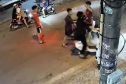 Xác minh vụ nam sinh lớp 8 ở Lào Cai bị hành hung giữa phố