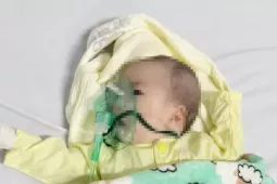 Lá thư đẫm nước mắt bên bé gái hai tháng tuổi bị bỏ lại trước cổng công ty
