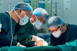 Khối u gan tăng kích thước 10 lần vì bệnh nhân 'tự chữa bằng thuốc nam'