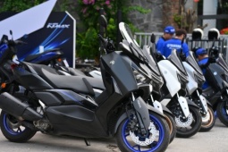 Ký hiệu nào trên xe máy Yamaha giúp nhận biết có thể dùng xăng E10?