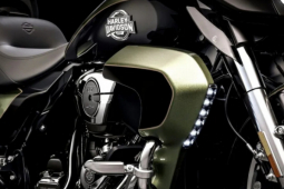 Thợ sửa xe bị dầu máy bắn vào người, Harley-Davidson triệu hồi gấp gần 90.000 xe