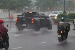 Mưa trắng trời giờ tan tầm, người dân TPHCM chật vật xoay xở