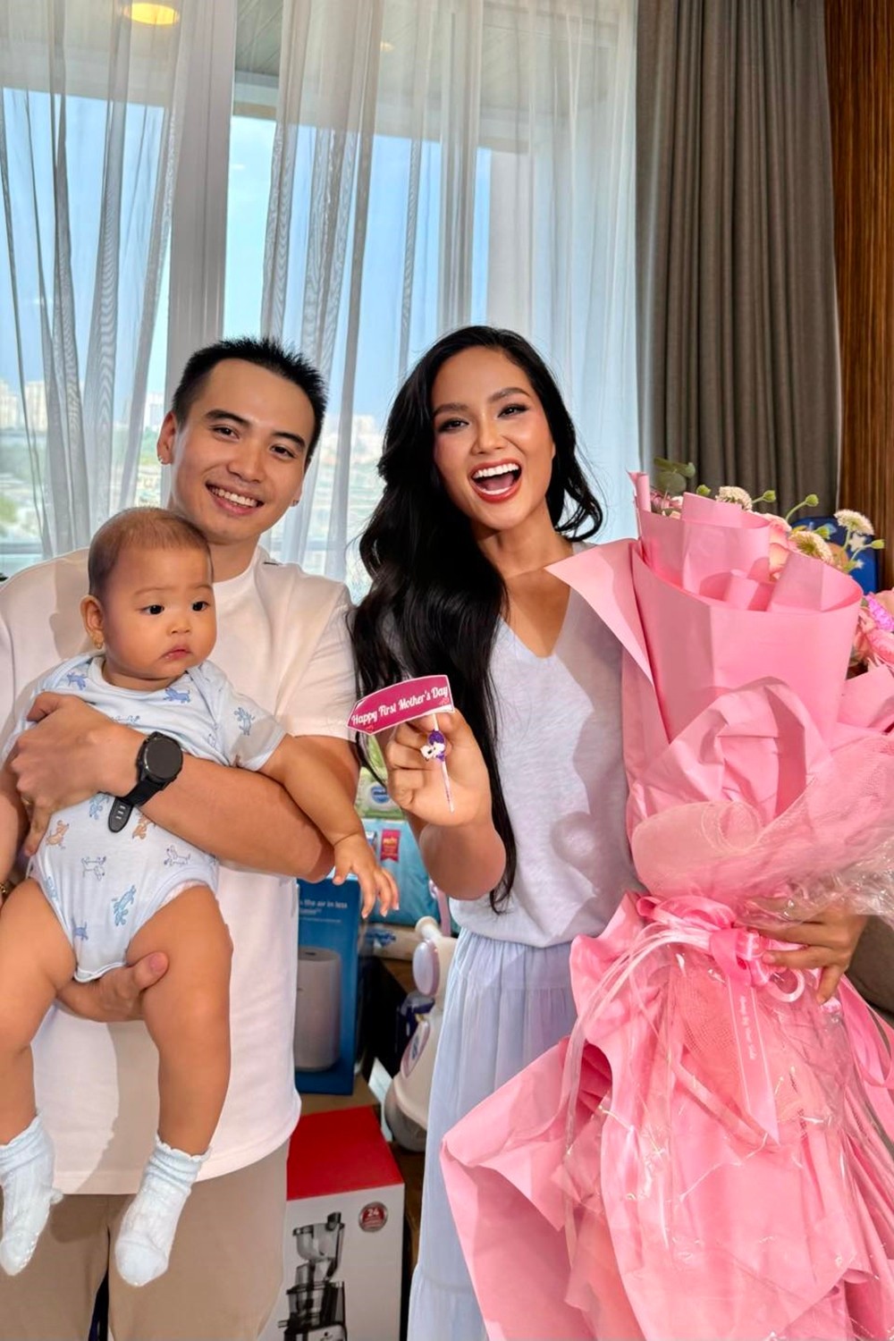 Gia đình hạnh phúc của H'Hen Niê.