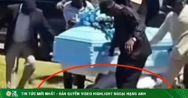 Thi thể bất ngờ rơi khỏi quan tài khiến khách dự đám tang kinh hãi