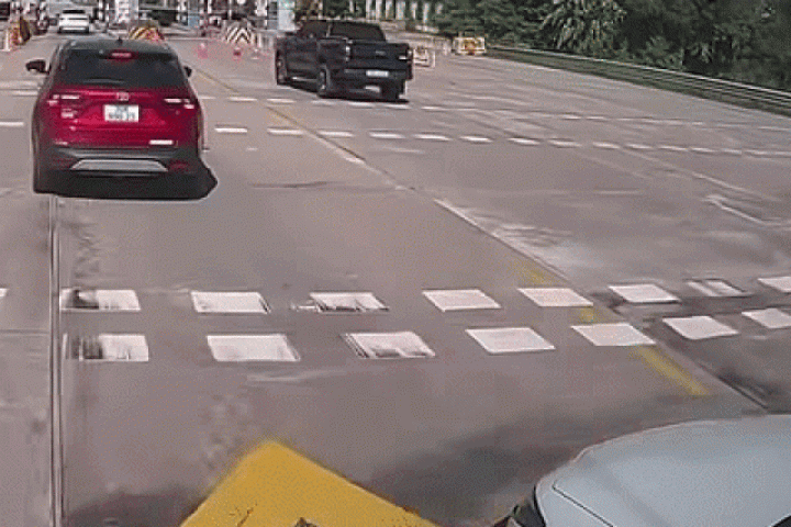 Chen hàng vào trạm thu phí, tài xế chặn đầu xe khác