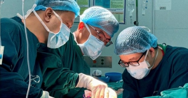 Khối u gan tăng kích thước 10 lần vì bệnh nhân "tự chữa bằng thuốc nam"