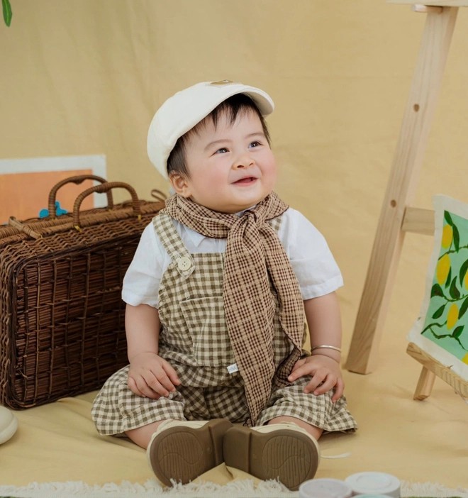 Ngọc Hân chia sẻ hình ảnh con trai (áo kẻ caro) "miệng cười mắt cười" và ảnh cô cùng chồng thời thơ ấu.