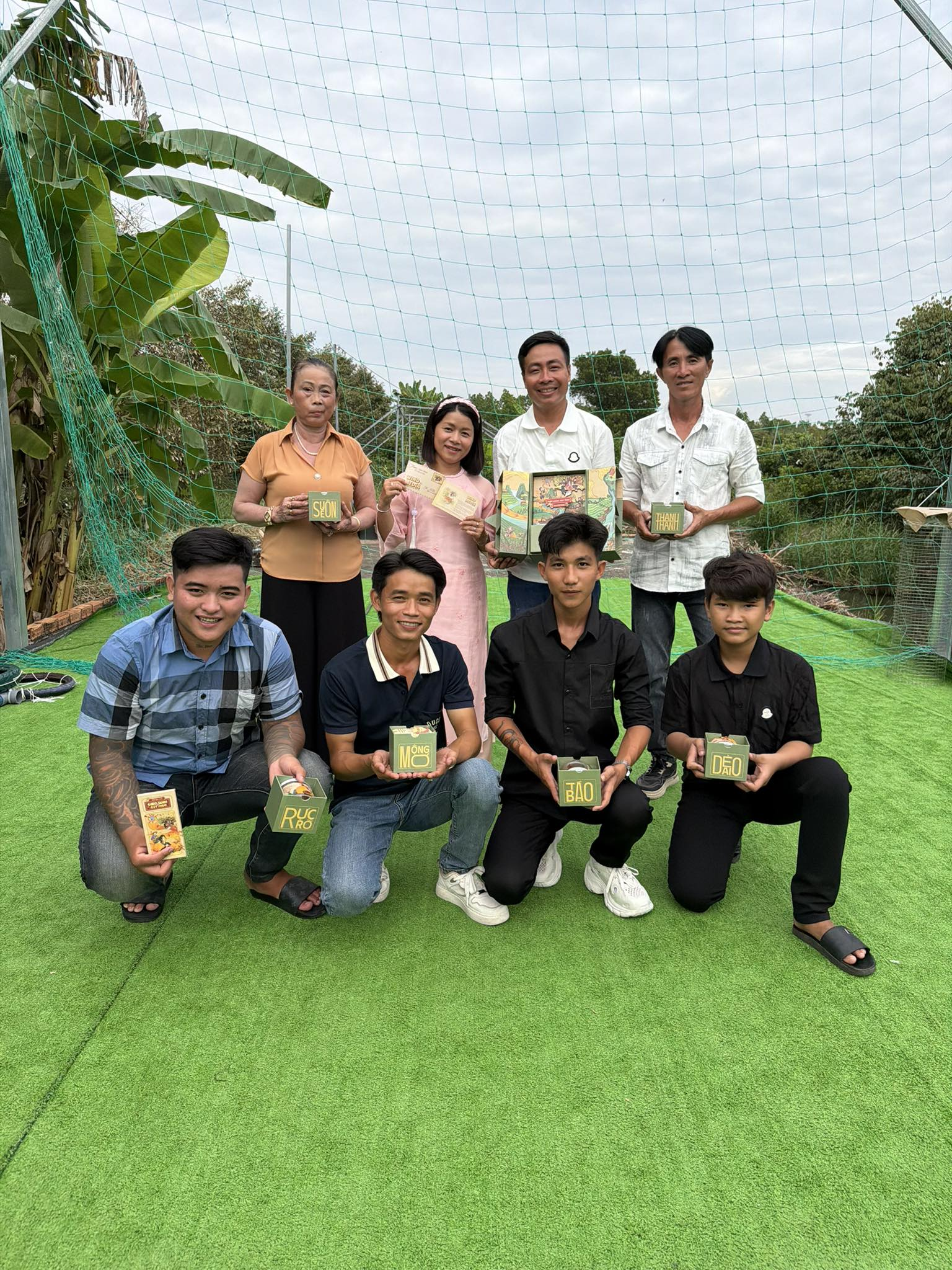 Team Phước Lầy cùng những hộp quà Tết yêu thương. (Ảnh NVCC).