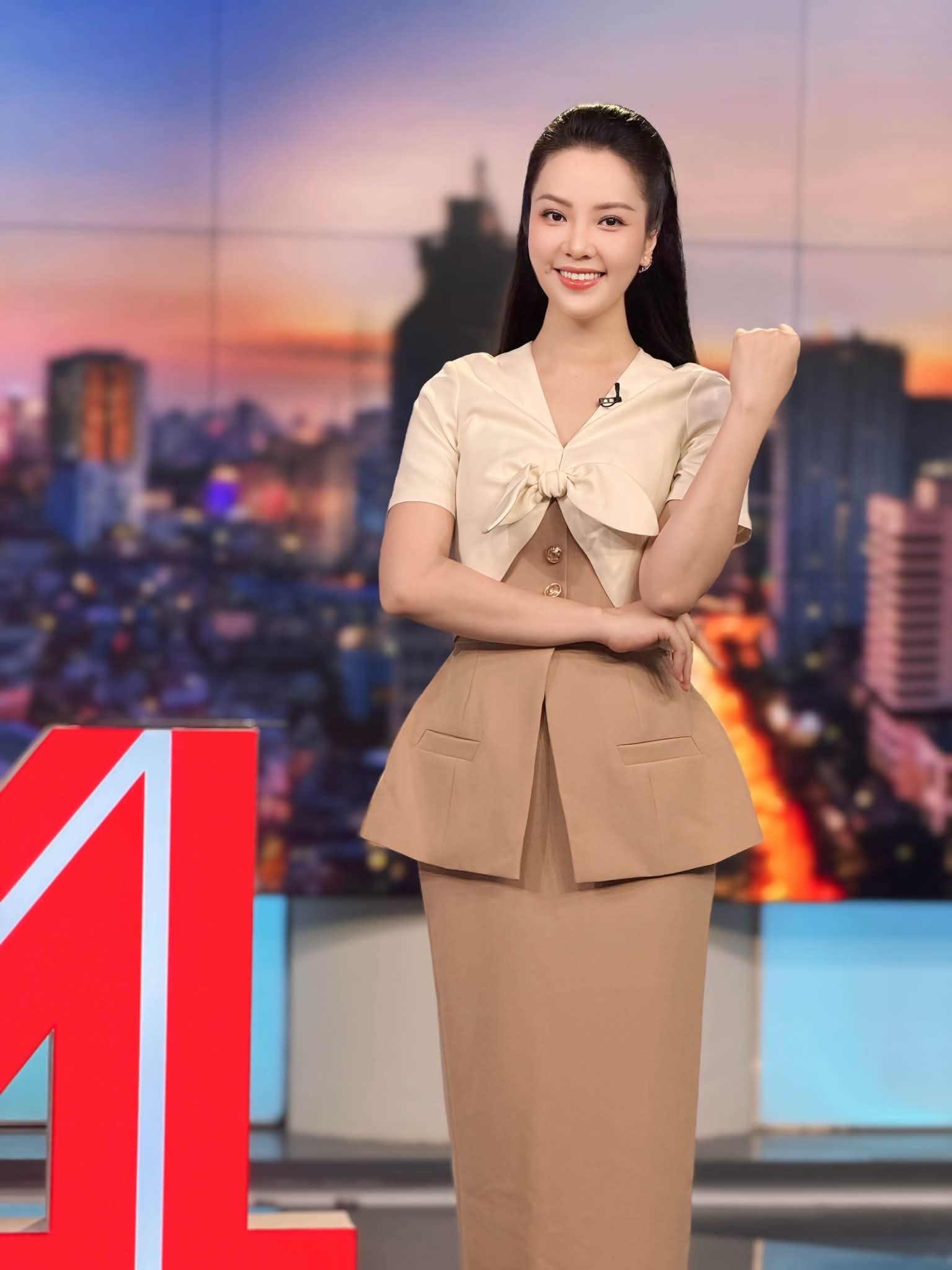 Á hậu Thụy Vân mới đây chia sẻ sẽ dừng dẫn Chuyển động 24h và sang công tác ở một ban khác của VTV. Thông tin này đã khiến khán giả khá bất ngờ vì bao năm qua, Á hậu Thụy Vân đã gây ấn tượng và tạo được "chỗ đứng" vững tại chương trình thời sự này.