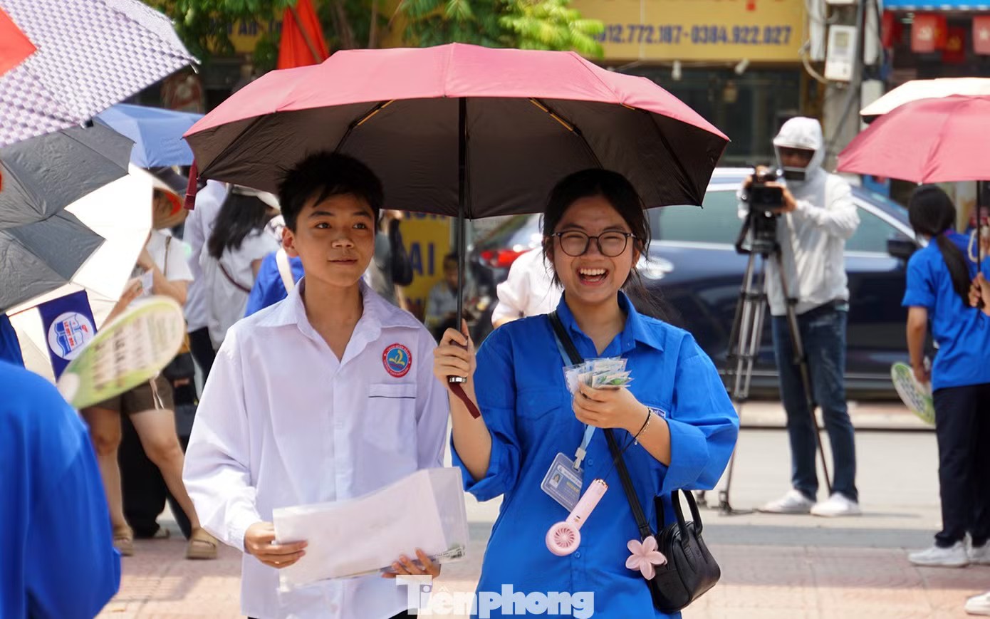 Thí sinh đến điểm thi Trường THPT Lê Quý Đôn, TP Hải Phòng.