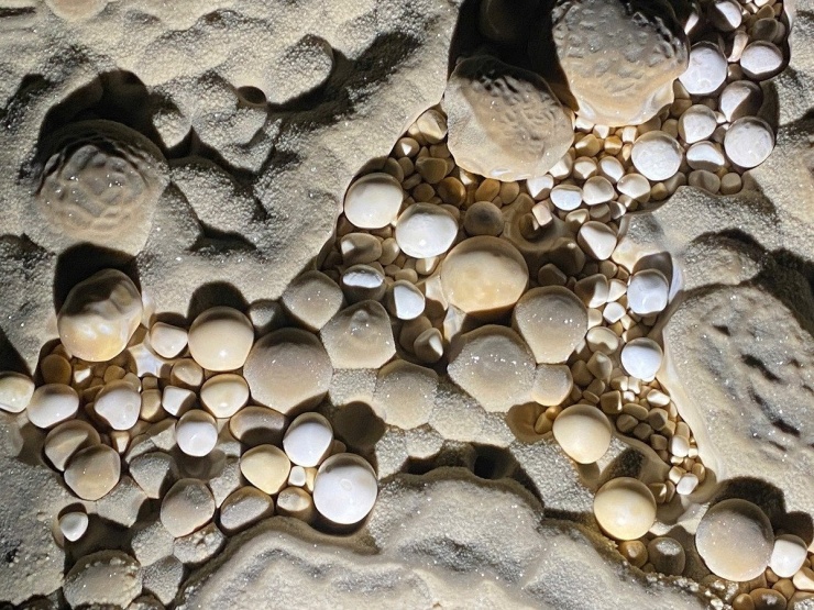 Ngọc động (cave pearl) là dạng thạch nhũ đặc biệt có hình cầu, hình trứng hoặc hơi dẹt. Ảnh: Uy Jang Jong