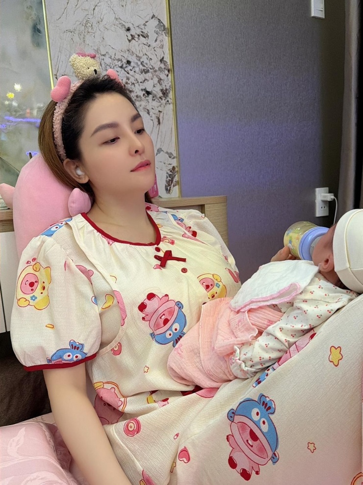 Ảnh sao 3/6: Trương Quỳnh Anh nhỏ bé bên con trai cao 1,82 m - 2