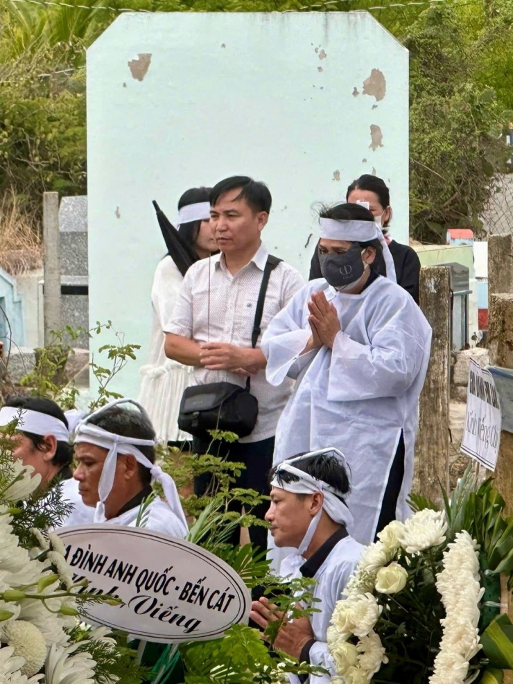 Ảnh sao 3/6: Trương Quỳnh Anh nhỏ bé bên con trai cao 1,82 m - 4
