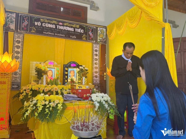 Anh Nam bên di ảnh vợ con.