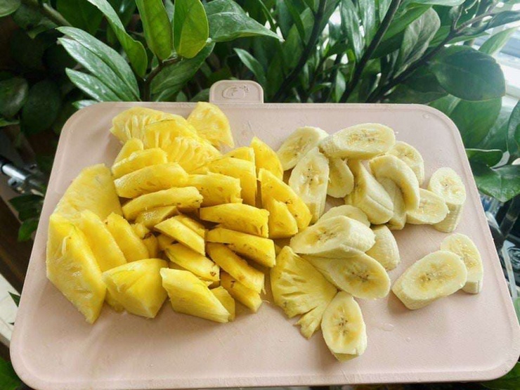 Thái nhỏ nguyên liệu chuối và dứa