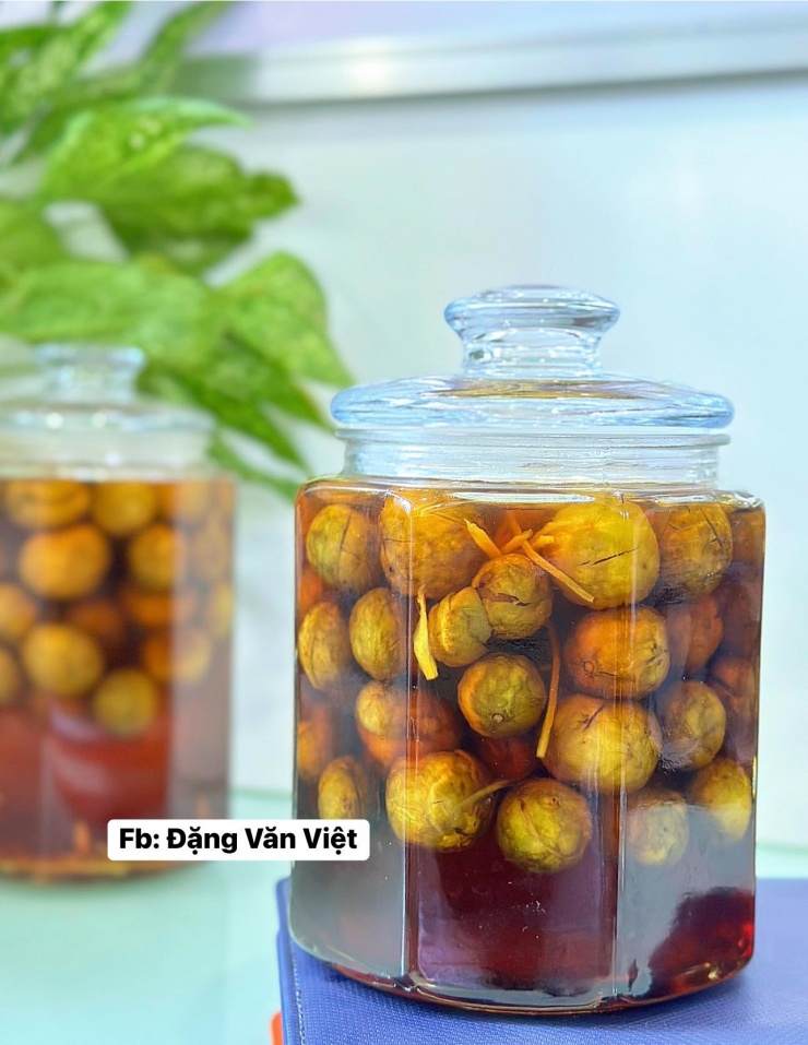 Nước sấu vàng nhẹ, không bị váng, vị thanh chua, ngọt dịu, thơm lẫn cả chút hương thơm từ gừng