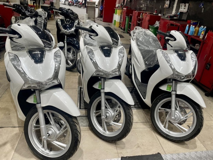 Honda SH giảm gía nhẹ 1-1,5 triệu đồng so với tháng trước.&nbsp;