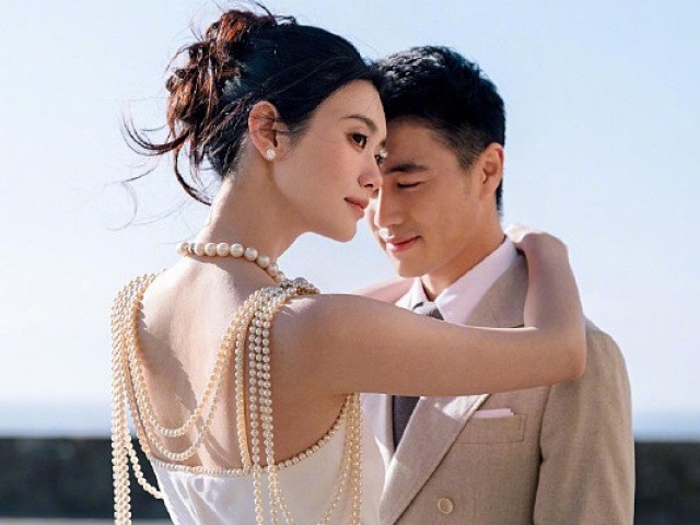 Hề Mộng Dao đeo vòng cổ của mẹ chồng trong tiệc cưới